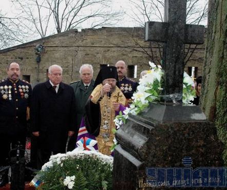 Віктор Черномирдін покладає квіти до могили російського дипломата в Лаврі (фото)