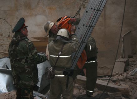 Во Львове из-под обломков взорвавшегося дома спасли 7 человек (фоторепортаж)