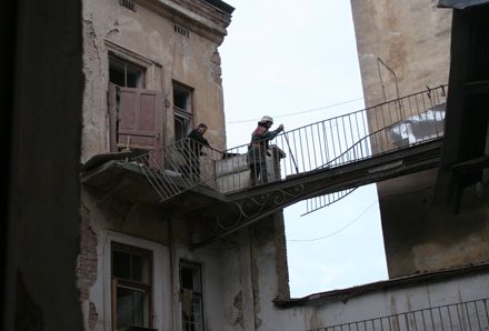 Во Львове из-под обломков взорвавшегося дома спасли 7 человек (фоторепортаж)