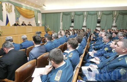 Ющенко просить керівників митниці не ховатися по лікарняних (додані фото)
