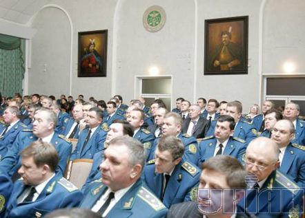 Ющенко просить керівників митниці не ховатися по лікарняних (додані фото)