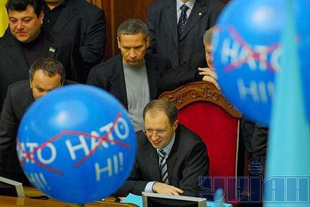 Регіонали і комуністи прийшли у ВР як на парад (фоторепортаж)