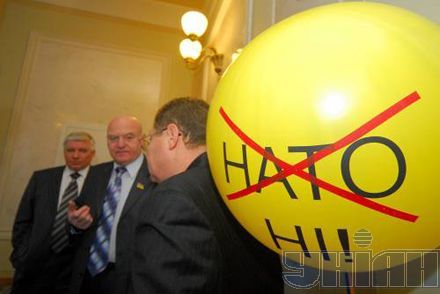 Регіонали і комуністи прийшли у ВР як на парад (фоторепортаж)
