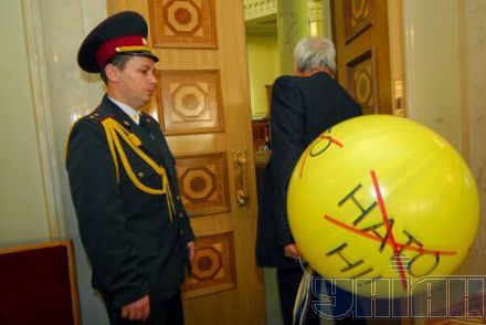 Регіонали і комуністи прийшли у ВР як на парад (фоторепортаж)