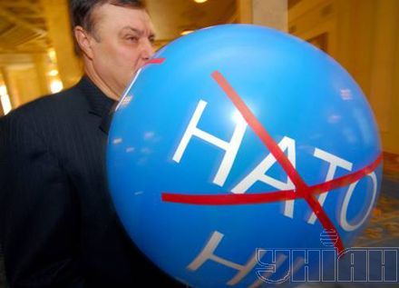 Регіонали і комуністи прийшли у ВР як на парад (фоторепортаж)
