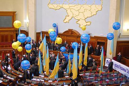 Регіонали і комуністи прийшли у ВР як на парад (фоторепортаж)