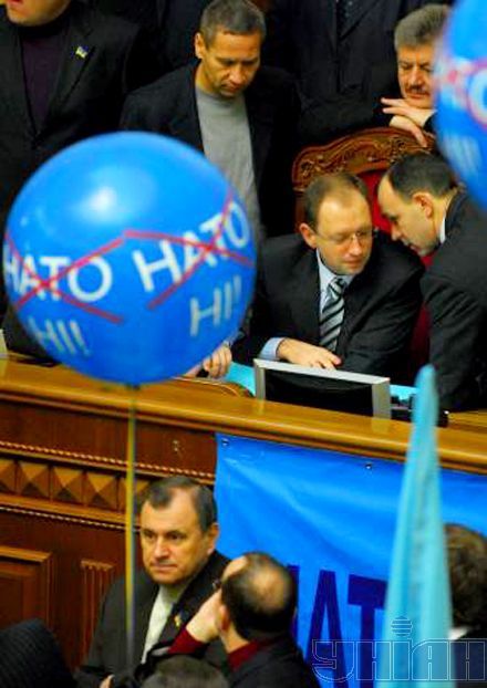 Регіонали і комуністи прийшли у ВР як на парад (фоторепортаж)