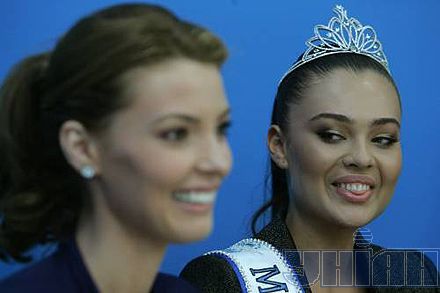 Александра Николаенко и победительница конкурса «Мисс Украина Вселенная-2008» Элеонора Масалаб