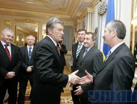 Ющенко угостил Тимошенко коньяком (фоторепортаж)