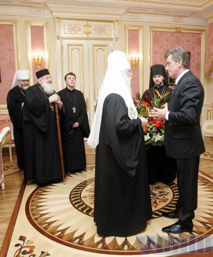 Ющенко угостил Тимошенко коньяком (фоторепортаж)