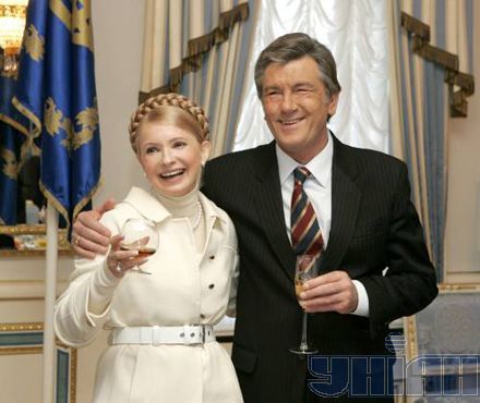 Ющенко угостил Тимошенко коньяком (фоторепортаж)