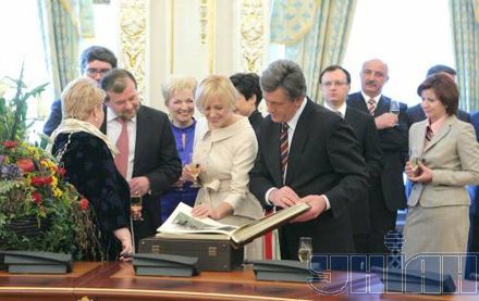 Ющенко угостил Тимошенко коньяком (фоторепортаж)