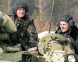 Виктор Ющенко в составе экипажа одного из танков выезжает на военный полигон в пгт Гончаривске Черниговской области. 27 февраля