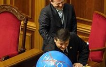 В ВР начался рабочий день: депутаты блокируют, читают газеты и общаются