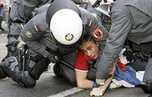 У Відні протестанти проти незалежності Косово розносять ресторани та магазини
