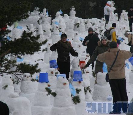 У Криму зиму проводжали чотири сотні сніговиків (фото)