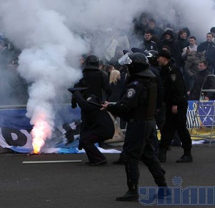 Дніпро - Динамо: вболівальники побилися з «Беркутом» (фоторепортаж)