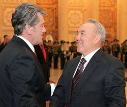 Президент України Віктор Ющенко і Президент Республіки Казахстан Нурсултан Назарбаєв вітаються під час зустрічі. Астана, 5 березня 