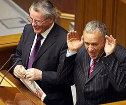Ярослав Сухой и Владимир Яворивский за трибуной во время заседания Верховной Рады. Киев, 6 марта