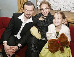 Остап Ступка с женой Ириной и дочерью Устиной