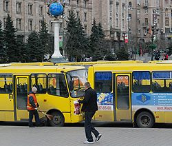 Водители маршрутных такси продолжают в Киеве забастовку, требуя повысить тарифы. Сегодня с самого утра вдоль центральных улиц по обе стороны стоят маршрутки.