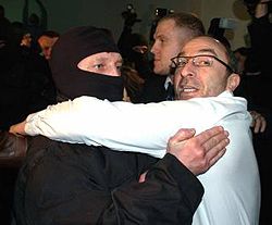 Представники СБУ вилучають документи у кабінеті секретаря Харківської міськради Геннадія Кернеса. Харків, 18 березня 