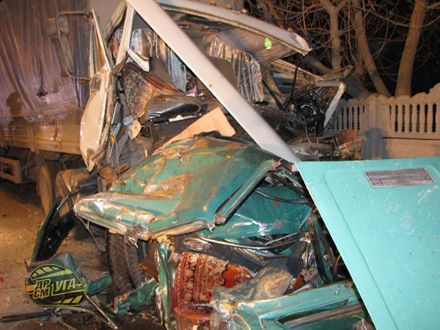 МЕГА-катастрофа в Киеве: КамАЗ разгромил 12 автомобилей (фото)