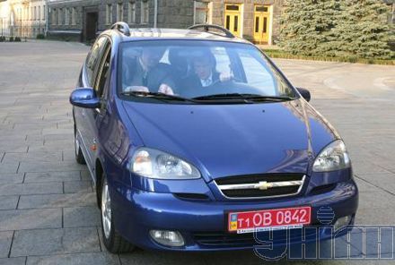 Ющенко сів за кермо спецмашини для велетня (фото)