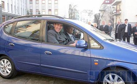 Ющенко сів за кермо спецмашини для велетня (фото)