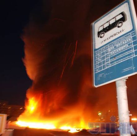 Возле станции метро «Харьковская» в Киеве горит рынок (фото)