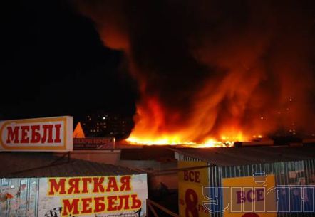 Возле станции метро «Харьковская» в Киеве горит рынок (фото)