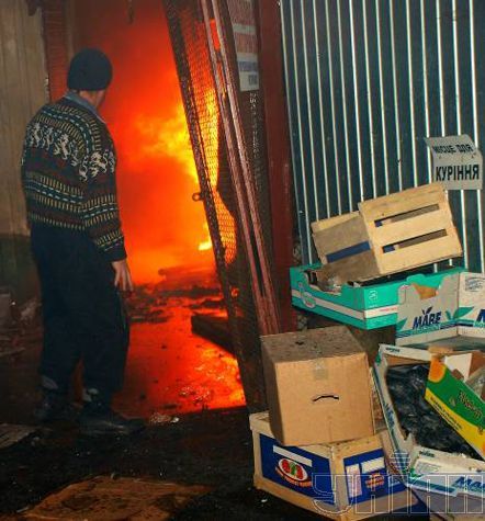 Возле станции метро «Харьковская» в Киеве горит рынок (фото)