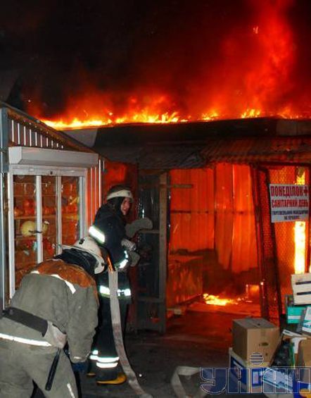 Возле станции метро «Харьковская» в Киеве горит рынок (фото)