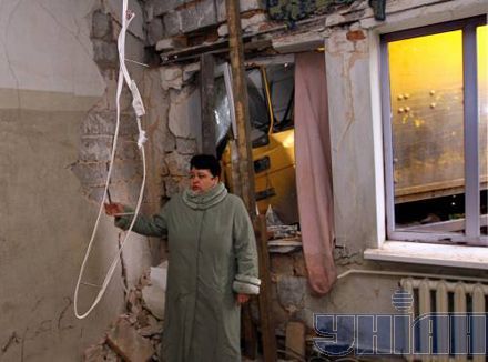 У Макіївці вантажівка майже розвалила житловий будинок (фоторепортаж)