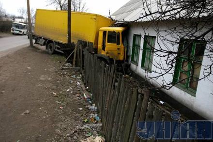 У Макіївці вантажівка майже розвалила житловий будинок (фоторепортаж)