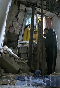 У Макіївці вантажівка майже розвалила житловий будинок (фоторепортаж)