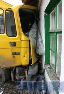 У Макіївці вантажівка майже розвалила житловий будинок (фоторепортаж)