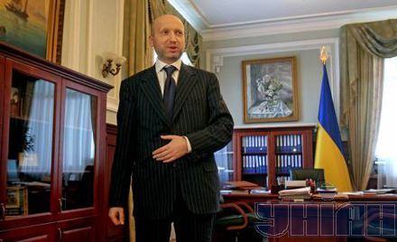 Турчинов показав журналістам, де він спить на роботі (фоторепортаж)