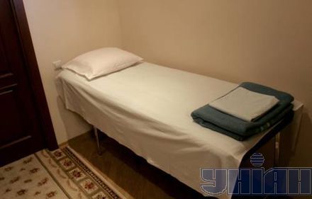 Турчинов показав журналістам, де він спить на роботі (фоторепортаж)