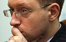 Яценюк не дав нардепам з голосу Конституцію приймати