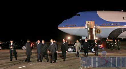 Прибуття Буша до аеропорту Бориспіль (фоторепортаж)