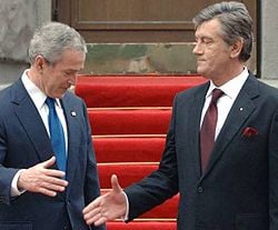 Джордж Буш и Виктор Ющенко во время официальной церемонии встречи лидеров Украины и США возле Секретариата Президента. Киев, 1 апреля