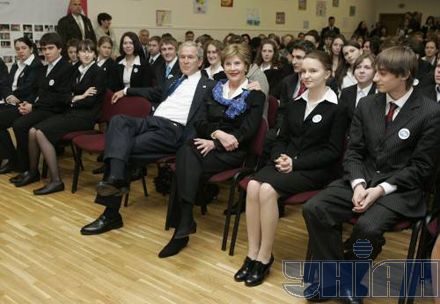Джордж Буш поставил на уши киевскую школу (фоторепортаж)