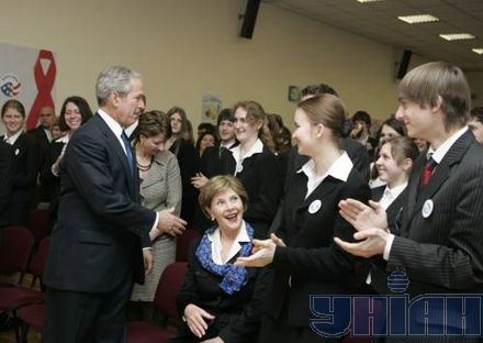 Джордж Буш поставил на уши киевскую школу (фоторепортаж)