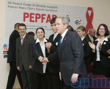 Джордж Буш поставил на уши киевскую школу (фоторепортаж)