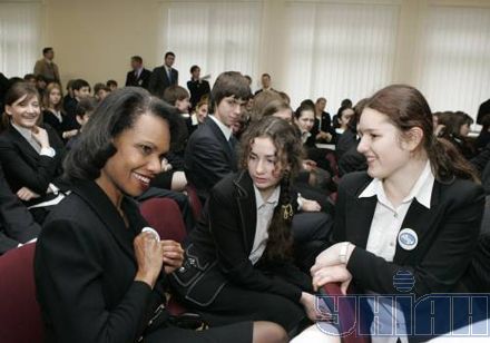 Джордж Буш поставил на уши киевскую школу (фоторепортаж)