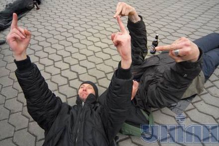Пляшку пива - за лежання на Майдані проти НАТО (фоторепортаж)