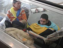 Учасники акції громадянської непокори сидять на ескалаторі в ”Українському домі”, який за останні два дні став штабом наметового містечка. Київ, 25 листопада 2004