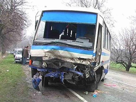 Вантажівка врізалася в автобус: постраждали семеро людей (фото)