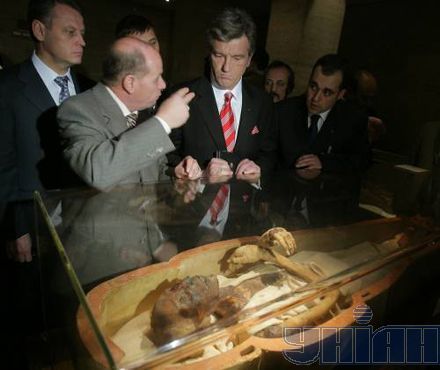 Ющенко зазирнув в очі мумії (фоторепортаж)